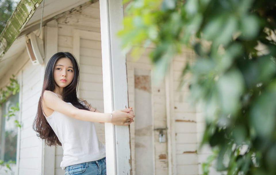 如果彼此出现早一点，也许就不会和另一个人十指紧扣。又或者相遇的再晚一点，晚到两个人在各自的爱情经历中慢慢地学会了包容与体谅善待和妥协，也许走到一起的时候，就不会那么轻易地放弃，任性地转身，放走了爱情。没有早一步也没有晚一步，那是太难得的缘份。